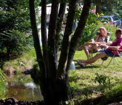 Clos de la Chaume : Bord du ruisseau au camping Vosges avec piscine