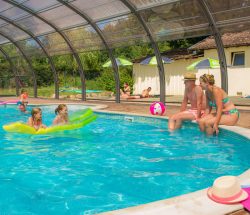 Personnes au bord de la piscine au Camping Sites Et Paysages Au Clos De La Chaume