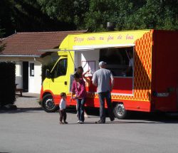 Au Clos de la Chaume : Camion pizza au camping dans les Vosges