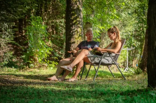 emplacement-bord-de-ruisseau-camping-nature-camping-au-clos-de-la-chaume emplacement bord de ruisseau camping nature camping au clos de la chaume